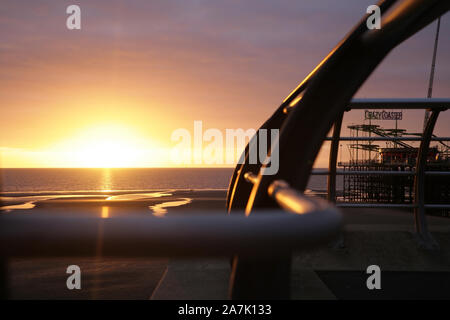 Il South Pier di Blackpool, Regno Unito, al crepuscolo. Foto Stock