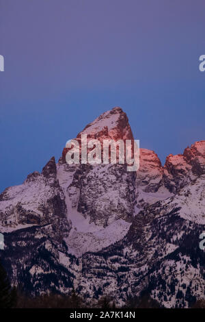 Neve fresca che ricopre il Teton Mountain Range durante il tramonto dalla Schwabachers in atterraggio a Grand Teton National Park in alci, Wyoming. Foto Stock