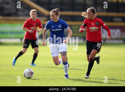 Everton il Lucy Graham (sinistra) e il Manchester United Katie Zelem battaglia per la sfera durante la FA DONNA Continental League Cup match a Haig Avenue, Liverpool. Foto Stock