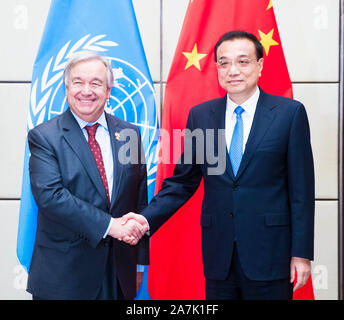 Bangkok, Tailandia. 3 Novembre, 2019. Il premier cinese LI Keqiang soddisfa con delle Nazioni Unite (ONU) Segretario Generale Antonio Guterres a Bangkok, Thailandia, nov. 3, 2019. Credito: Huang Jingwen/Xinhua/Alamy Live News Foto Stock