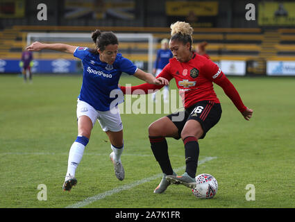 Everton's Maeve Clemaron (sinistra) e il Manchester United Lauren James battaglia per la sfera durante la FA DONNA Continental League Cup match a Haig Avenue, Liverpool. Foto Stock