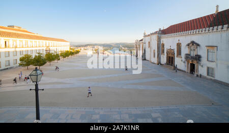 Coimbra, Portogallo - 6 Settembre 2019: vista aerea dal Vecchio Palazzo Reale dell Università di Coimbra cortile, Portogallo Foto Stock