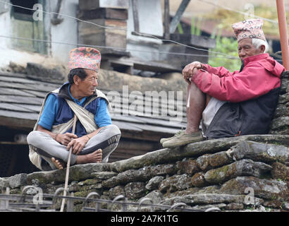 Gurung uomini che indossano abiti tradizionali in Sikles, Himalaya, Nepal Foto Stock