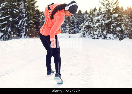 Stretching, trauma, dolore delle gambe quando si esegue in inverno. Foto Stock