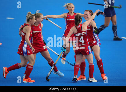 Laura Unsworth, la Gran Bretagna, festeggia il secondo obiettivo del gioco durante il torneo di qualificazione olimpica FIH Hockey al Lee Valley Hockey and Tennis Center di Londra. Foto Stock