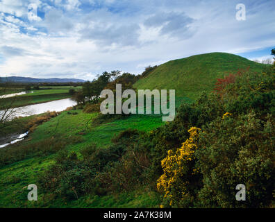Visualizza W su resti di Twthill Norman motte e bailey castle standing 18m sopra il fiume Clwyd a Rhuddlan, Denbighshire, Wales, Regno Unito. Costruito 1073. Foto Stock