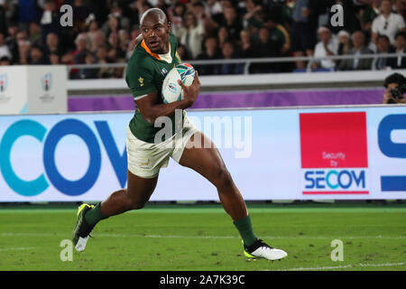 Yokohama, Giappone. 2 Nov 2019. Makazole Mapimpi del Sud Africa corre per il punteggio di una prova durante il 2019 Coppa del Mondo di Rugby partita finale tra Inghilterra e Sud Africa presso l'International Stadium Yokohama di Yokohama Kanagawa, Giappone il 2 novembre 2019. Credito: Koji Aoki AFLO/sport/Alamy Live News Foto Stock