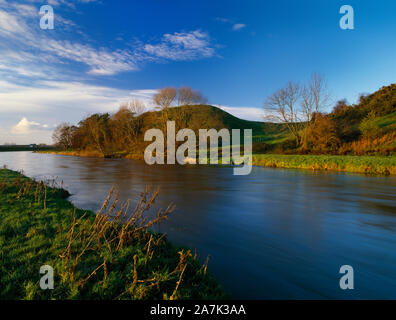 Visualizzare nno per i resti di Twthill Norman motte e bailey castle standing 18m sopra il fiume Clwyd a Rhuddlan, Denbighshire, Wales, Regno Unito. Costruito 1073. Foto Stock