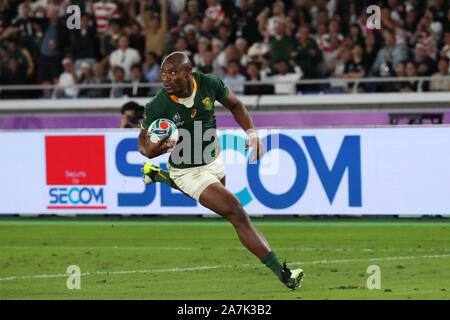 Yokohama, Giappone. 2 Nov 2019. Makazole Mapimpi del Sud Africa corre per il punteggio di una prova durante il 2019 Coppa del Mondo di Rugby partita finale tra Inghilterra e Sud Africa presso l'International Stadium Yokohama di Yokohama Kanagawa, Giappone il 2 novembre 2019. Credito: Koji Aoki AFLO/sport/Alamy Live News Foto Stock