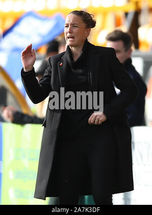 Il Manchester United manager Casey Stoney gesti sul perimetro durante la FA DONNA Continental League Cup match a Haig Avenue, Liverpool. Foto Stock