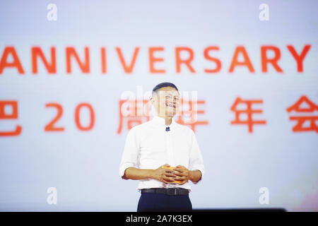 Ma Jack o Ma Yun, presidente del gruppo Alibaba, partecipa a un evento di celebrazione per il ventesimo anniversario di Alibaba in Hangzhou, est della Cina di Zhejiang Foto Stock