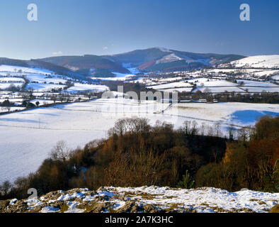 Visualizza W dal pavimento di pietra calcarea sopra il paese disaccordi tra il centro visitatori del parco, Denbighshire, Wales, Regno Unito, per il Clwyd foreste e il vertice di Moel Famau. Foto Stock