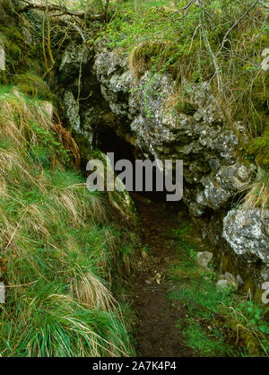 Visualizzare SSE di ingresso alla grotta di lince in un affioramento di calcare sulla montagna Eryrys, Denbighshire, Wales, Regno Unito: resti umani, gli artefatti e le ossa di animali trovati. Foto Stock