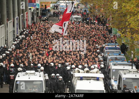 Duesseldorf, Germania. 03 Nov, 2019. Calcio: Bundesliga, la Decima Giornata Fortuna Düsseldorf - 1FC Colonia. Poliziotti scortare i tifosi della Fortuna Düsseldorf di fronte allo stadio prima della partita inizia. Credito: David Giovani/dpa/Alamy Live News Foto Stock