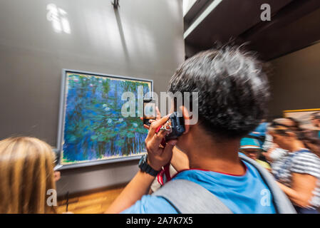 Il Museo d' Orsay,Parigi Francia sulla riva sinistra della Senna persone cercano ninfee blu ,Claude Monet Foto Stock