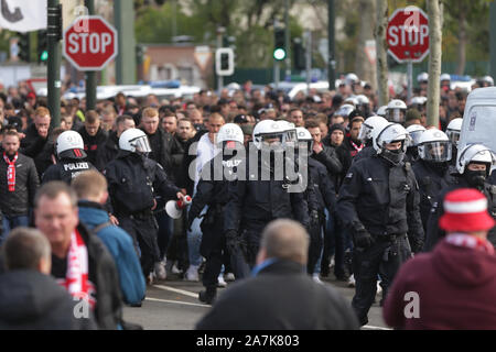 Duesseldorf, Germania. 03 Nov, 2019. Calcio: Bundesliga, la Decima Giornata Fortuna Düsseldorf - 1FC Colonia. Poliziotti scortare i tifosi della Fortuna Düsseldorf di fronte allo stadio prima della partita inizia. Credito: David Giovani/dpa/Alamy Live News Foto Stock