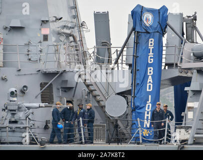 Yokosuka, Giappone. 03 Nov, 2019. I marinai in piedi sulla USS John S. McCain (DDG-56) durante gli arrivi presso le attività della flotta Yokosuka a Yokosuka, Kanagawa-Prefecture, Giappone domenica 3 novembre 2019. McCain è stato in manutenzione a partire dalla metà di dicembre del 2017 dopo un mese di agosto 21, 2017, la collisione tra la nave e la nave chimichiera Alnic MC che ha provocato la morte di 10 marinai. Foto di MORI Keizo/UPI Credito: UPI/Alamy Live News Foto Stock