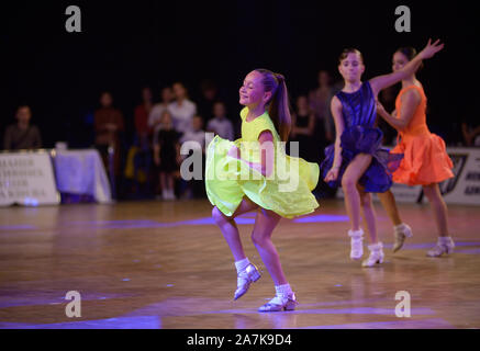 Little Girl dancing in sala da ballo. Palla di carità dedicato ai partecipanti disabili della guerra Russian-Ukrainian. Ottobre 20, 2019. A Kiev, Ucraina Foto Stock