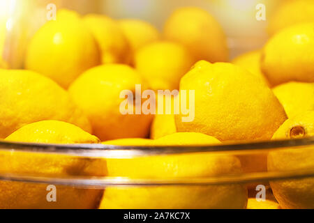 Limoni freschi in un recipiente di vetro. Close up. Foto Stock
