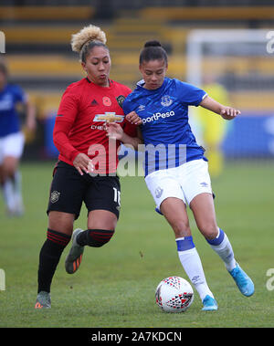 Everton's Chantelle Boye-Hlorkah (a destra) e il Manchester United Lauren James battaglia per la sfera durante la FA DONNA Continental League Cup match a Haig Avenue, Liverpool. Foto Stock