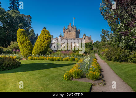 Storico Castello Cawdor, adagiato tra giardini nella parrocchia di Cawdor in Nairnshire, Scozia. Foto Stock