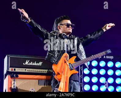 Ma Jack o Ma Yun, presidente del gruppo Alibaba, esegue come una rock star durante una festa per il ventesimo anniversario di Alibaba in Hangzhou, est Foto Stock