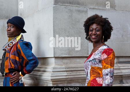 London, Uk Africa Fashion Week 2019. I seguaci della moda e i modelli posano per la telecamera nella Freemasons Hall di Holborn, Londra. Foto Stock