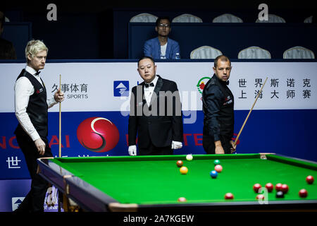 Neil Robertson di Australia, sinistra, ritiene che un colpo di Barry Hawkins di Inghilterra, a destra in quarti di 2019 Snooker Masters di Shanghai in Shangh Foto Stock