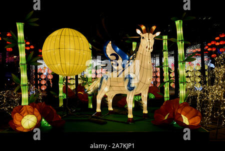 La gente visita il Laterna Festival presso il Victoria Park di Hong Kong, Cina, 11 settembre 2019. Foto Stock