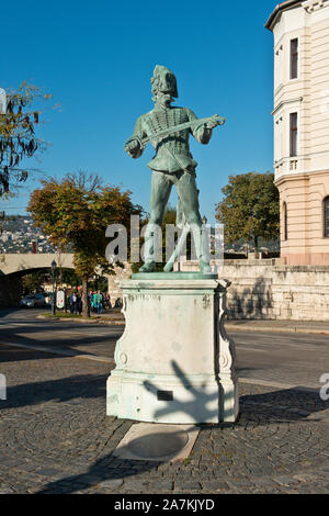 Statua di bronzo di ussaro vicino a dis2 ter (Parade Square). Il quartiere del castello, la Città Vecchia, Budapest Foto Stock