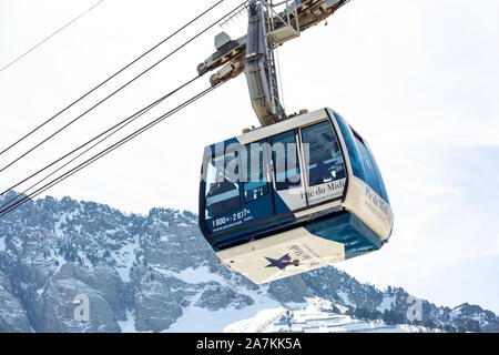 La Mongie, Francia - 23 Marzo 2019:Il cavo auto da La Mongie con turisti all'interno fino al Pic du Midi ad una altitudine di 2900 metri Foto Stock