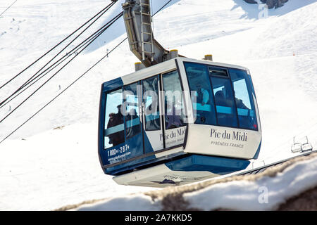 La Mongie, Francia - 23 Marzo 2019:Il cavo auto da La Mongie con turisti all'interno fino al Pic du Midi ad una altitudine di 2900 metri Foto Stock