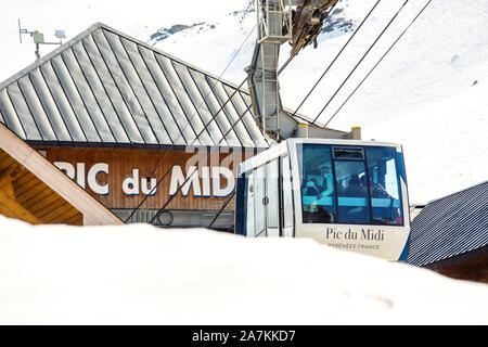 La Mongie, Francia - 23 Marzo 2019:Il cavo auto da La Mongie con turisti all'interno verso il basso dal Pic du Midi ad una altitudine di 2900 metri Foto Stock