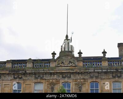 In pietra scolpita Britannia sulla sommità della Britannia edificio in st Georges Square dalla stazione ferroviaria di Huddersfield nello Yorkshire Inghilterra Foto Stock