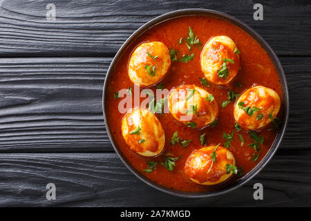 A sud di stile indiano Curry di uova ricetta close-up in una piastra sul tavolo. Parte superiore orizzontale vista da sopra Foto Stock