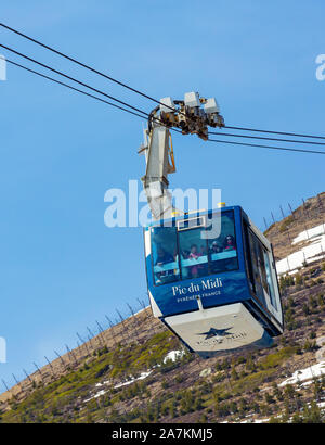 La Mongie, Francia - 23 Marzo 2019:Il cavo auto da La Mongie con turisti all'interno fino al Pic du Midi ad una altitudine di 2900 metri Foto Stock