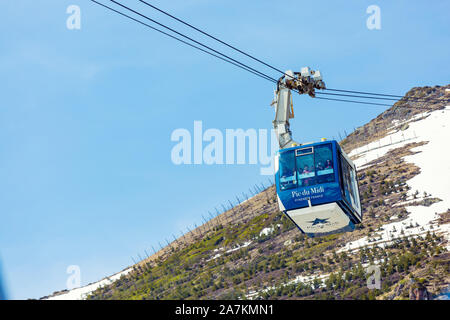 La Mongie, Francia - 23 Marzo 2019:Il cavo auto da La Mongie con turisti all'interno fino al Pic du Midi ad una altitudine di 2900 metri Foto Stock