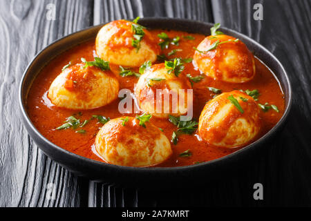 A sud di stile indiano Curry di uova ricetta close-up in una piastra sul tavolo orizzontale. Foto Stock