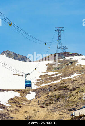 La Mongie, Francia - 23 Marzo 2019:Il cavo auto da La Mongie con turisti all'interno fino al Pic du Midi ad una altitudine di 2900 metri Foto Stock