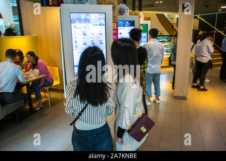 Shanghai, Cina, ristorante cinese per giovani donne all'interno del fast food McDonald's, negozi per adolescenti, negozi con pagamenti mobili, check-out self-service, gruppo di adolescenti Foto Stock
