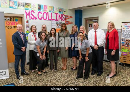 U.S prima signora Melania Trump e Karen Pence, moglie del Vice Presidente Mike Pence, posano con gli insegnanti e lo staff di agnelli scuola elementare durante una visita alla base comune Charleston Ottobre 30, 2019 a Charleston, Carolina del Sud. La First Lady ha visitato una scuola per famiglie militari poi affrontato i soldati alla base. Foto Stock