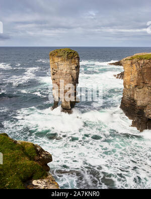 Yesnaby Castello a mare della pila, Yesnaby, Continentale, Orkney, Scozia Foto Stock