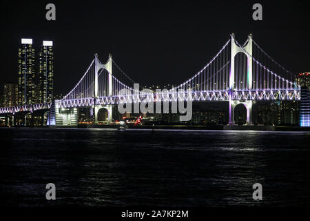 BUSAN, COREA DEL SUD - 16 ottobre 2019: Gwangan Bridge (Ponte di diamante) a notte in Busan, Corea del Sud Foto Stock