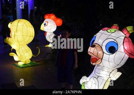 Lanterna visualizza viene trattenuto è Tsuen Wan Park per celebrare il prossimo Festival di metà autunno a Tsuen Wan Park di Hong Kong, Cina, 11 settembre 2019. *** Local Foto Stock