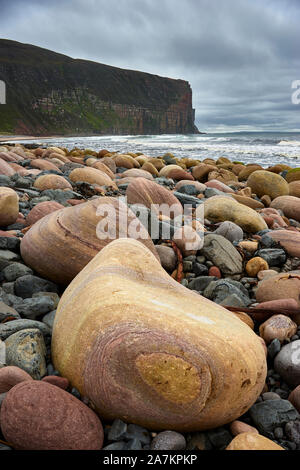 Massi modellato su Rackwick Bay beach, Hoy, isole Orcadi, Scozia Foto Stock
