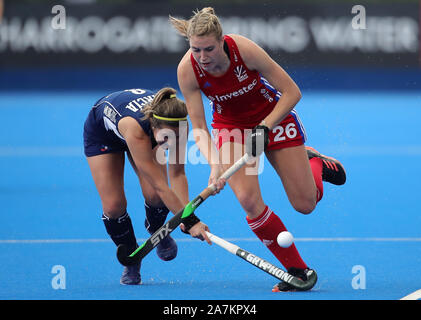 Gran Bretagna Lily Owsley (destra) e Cile del Carolina Garcia battaglia per la sfera durante il connettore FIH Hockey qualificatore olimpico a Lee Valley Hockey e Tennis Centre di Londra. Foto Stock