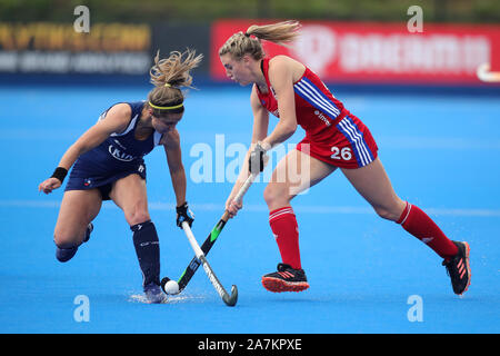 Gran Bretagna Lily Owsley (destra) e Cile del Carolina Garcia battaglia per la sfera durante il connettore FIH Hockey qualificatore olimpico a Lee Valley Hockey e Tennis Centre di Londra. Foto Stock