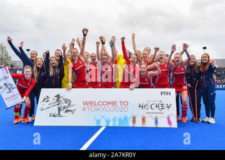 Londra, Regno Unito. 03Th Nov, 2019. Team Gran Bretagna celebrano dopo aver vinto le qualificazioni olimpico durante il connettore FIH Olympic i qualificatori match: Gran Bretagna vs Cile (donne) a Lea Valley Hockey e il Centro Tennis di Domenica, 03 novembre 2019 a Londra Inghilterra. Credito: Taka G Wu/Alamy Live News Foto Stock