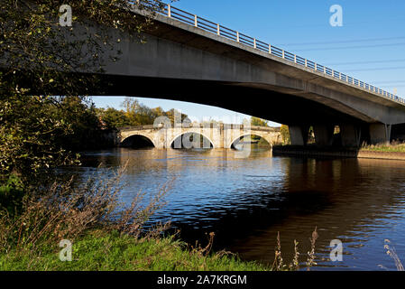 Vecchi e nuovi ponti sul fiume Aire a Ferrybridge, West Yorkshire, Inghilterra, Regno Unito Foto Stock