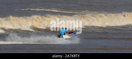 Surfisti cavalcare un onda sul Fiume Qiantang in Hangzhou, Oriente Cina¯s nella provincia di Zhejiang, 16 settembre 2019. Foto Stock